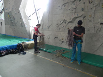 Francesca e la guida Riccardo nella Palestra di San Martino di Castrozza (35568 bytes)